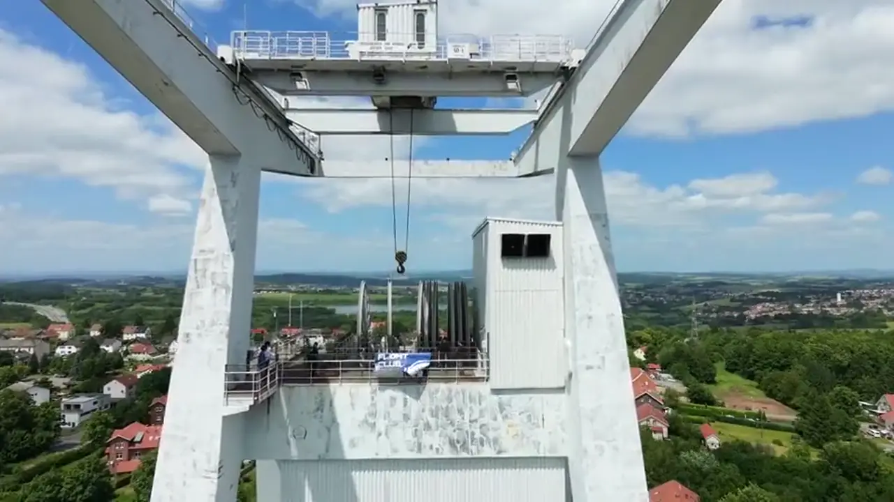 FPV-Aufnahme vom Turm, einmal wackelig und einmal stabilisiert